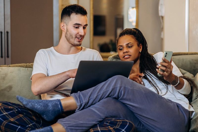 Multitasking During Conversations