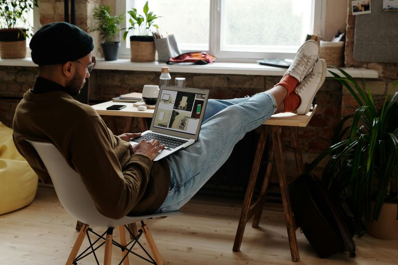 10 Things You Should Never Do When You're In Someone's Home