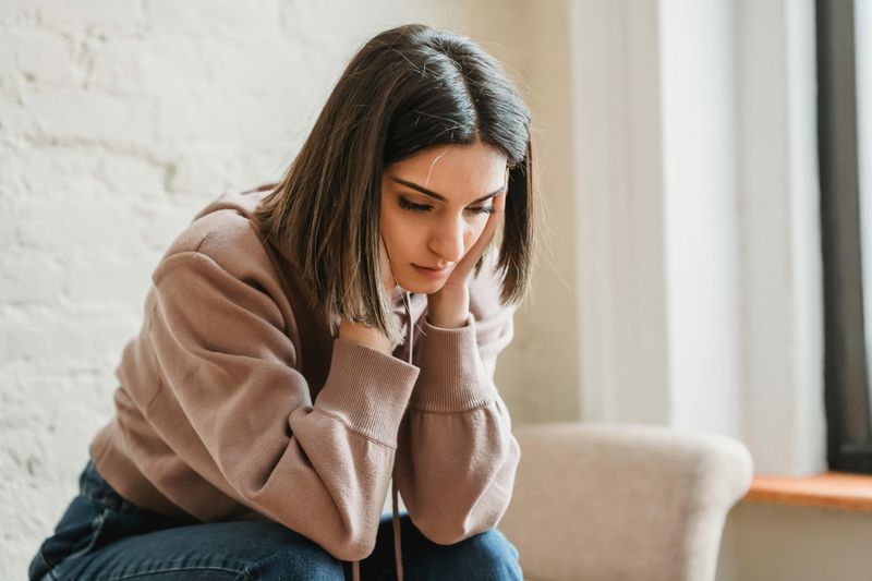14 Hidden Struggles of People Without Close Friends