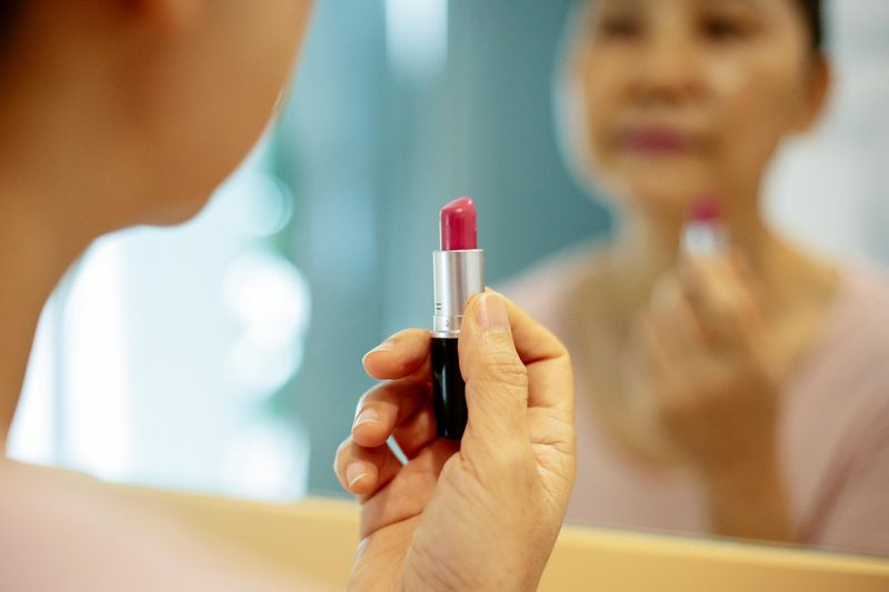 Women Who Wear Minimal Makeup Share These 14 Traits, According to Psychology