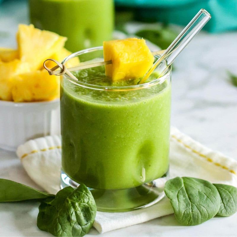 Green Smoothie with Spinach and Pineapple