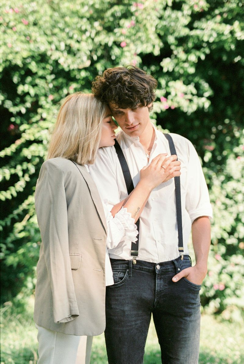 10 Ways Emotionally Unavailable Men Show Love Without Saying It