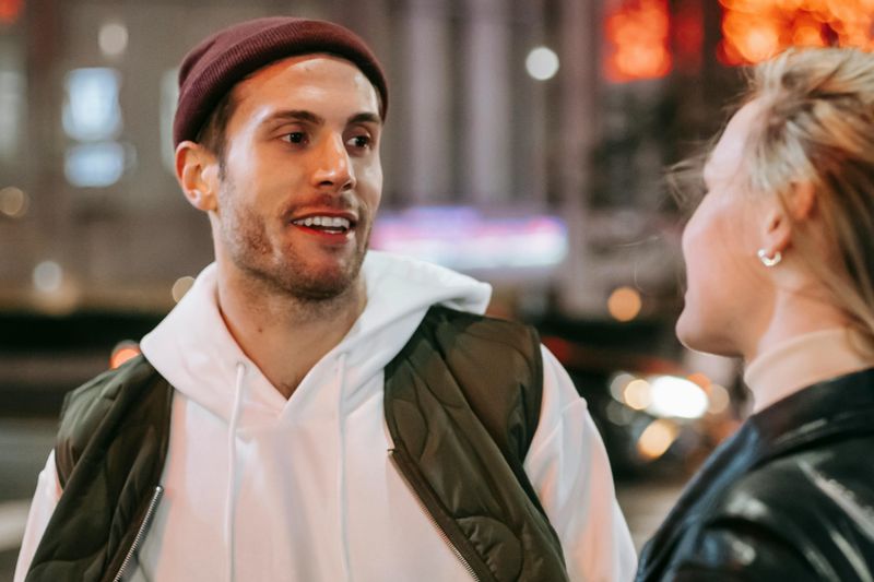 10 Behaviors That Make Modern Women Difficult to Date, According to Men