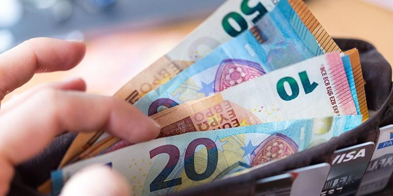 To Avoid Overspending While Traveling