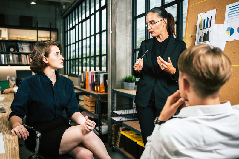 10 Phrases That Reveal When Someone's Being Completely Fake