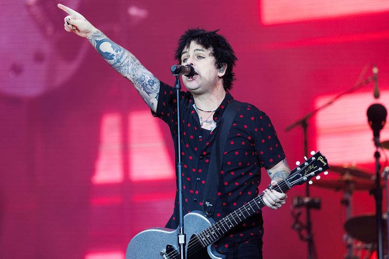Green Day’s Billie Joe Armstrong Destroys His Guitar (2012)