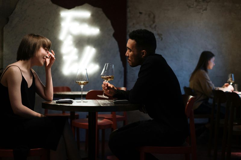 12 First-Date Gestures That Instantly Win a Woman’s Heart