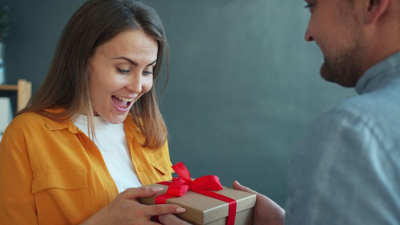 Men, Never Give These 14 Things To a Woman (Even After Years Together)