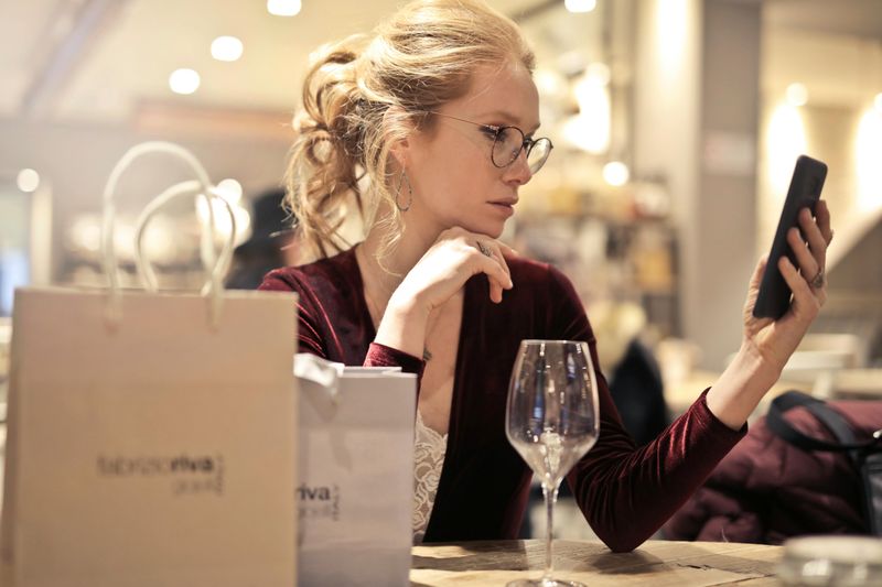 15 Reasons Why He's No Longer Texting You Back (And What to Do)
