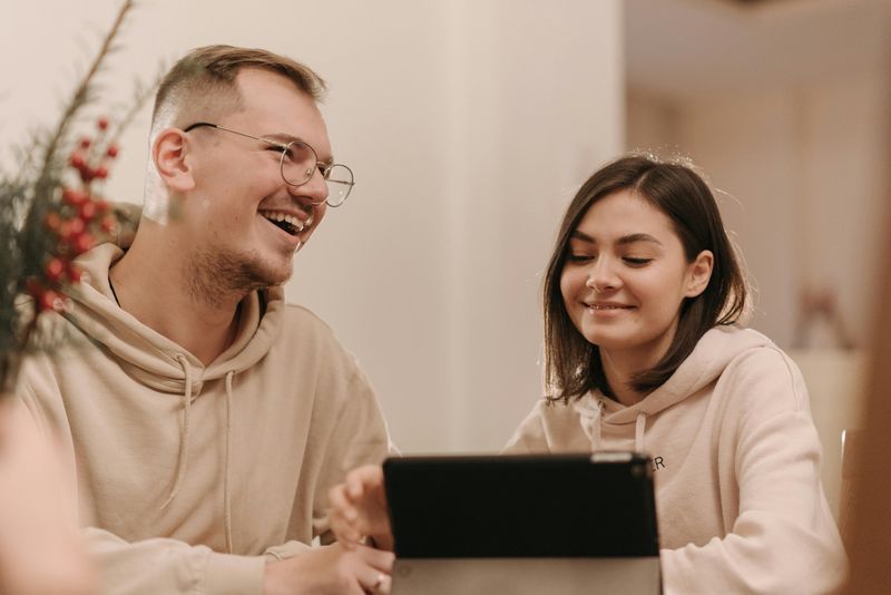 12 Behaviors That Reveal Someone Is Truly Comfortable Around You