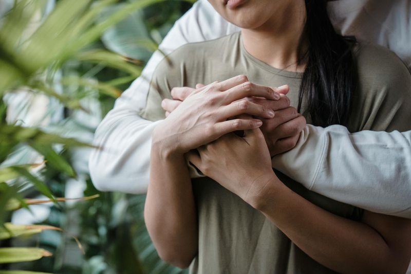 12 Non-Verbal Gestures That Strengthen Emotional Bonds