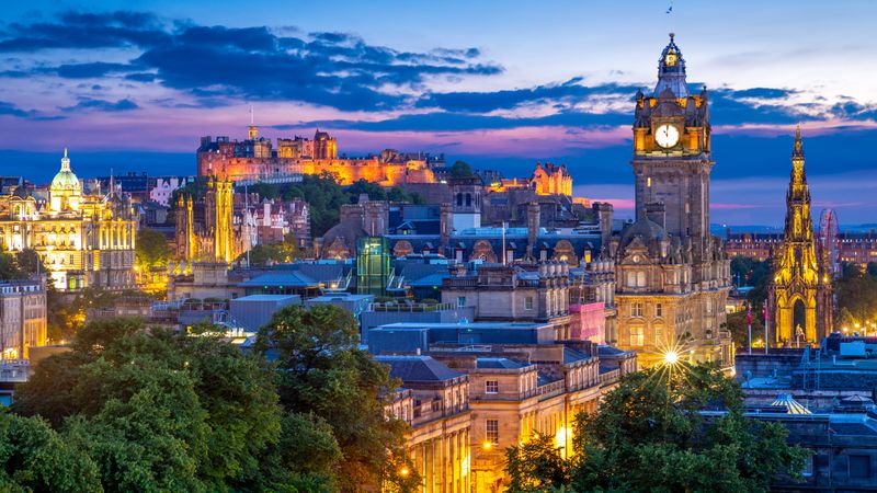 Edinburgh, Scotland: Castle Views with Cozy Pubs
