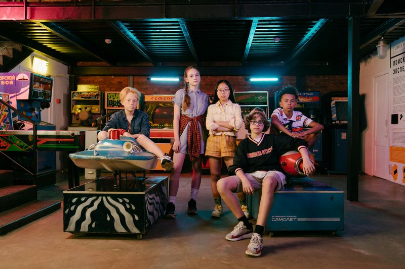 What the Simplicity of '80s Friendship Can Still Teach Us Today