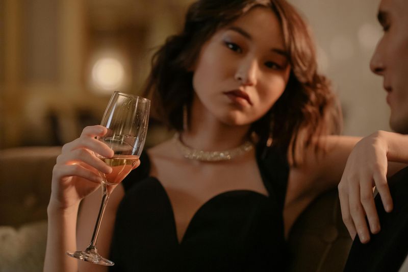15 Subtle Signs You're Dealing With a Shady Person