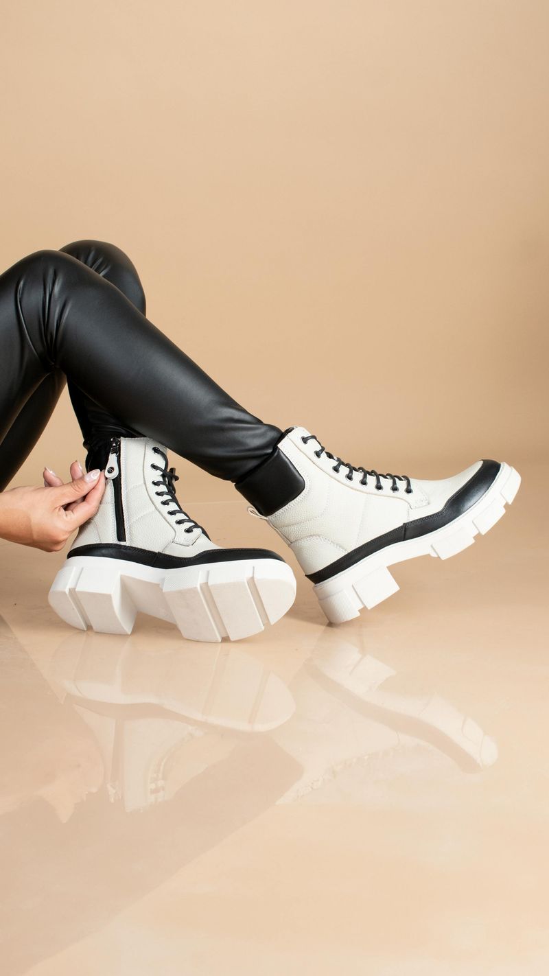 Crinkly faux-leather leggings / shiny tights