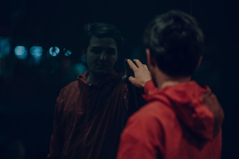 Fewer Distractions Allow Deeper Reflection