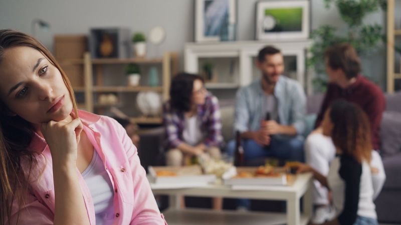 9 Everyday Behaviors That Often Mean Someone Has No Close Friends