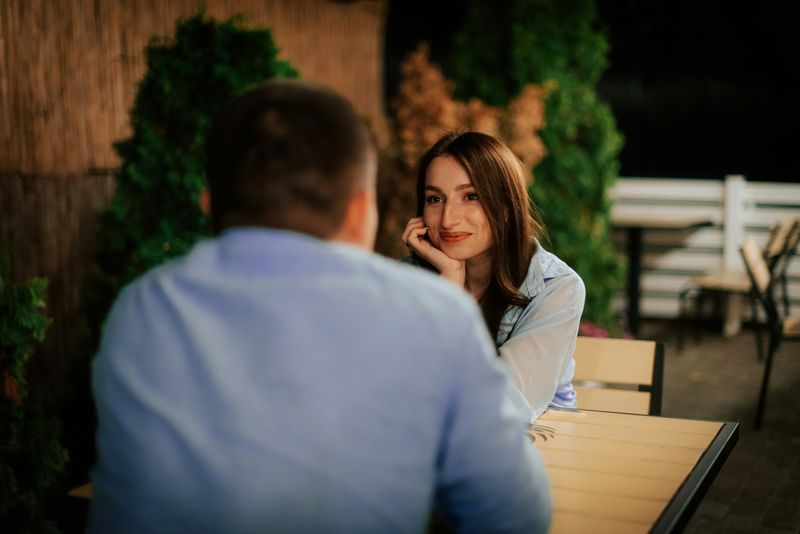 10 Questions You Should Never Ask on a Date, According to an Expert