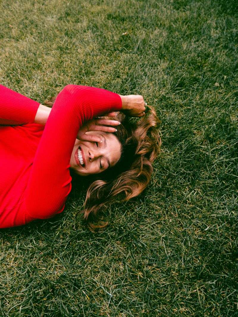 11 Signs You're Finally Comfortable Being Alone (And Why That's Powerful)