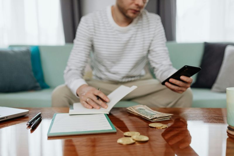 Men Should Handle All Financial Investments