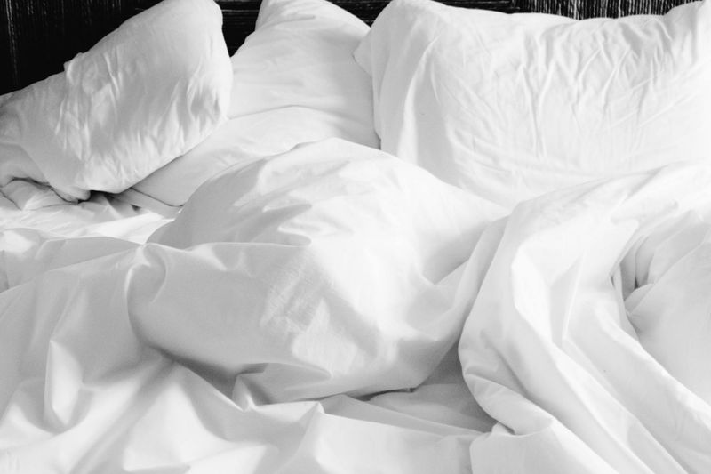 Hotel-quality bedding (duvet covers, down alternatives, “like new” sets)