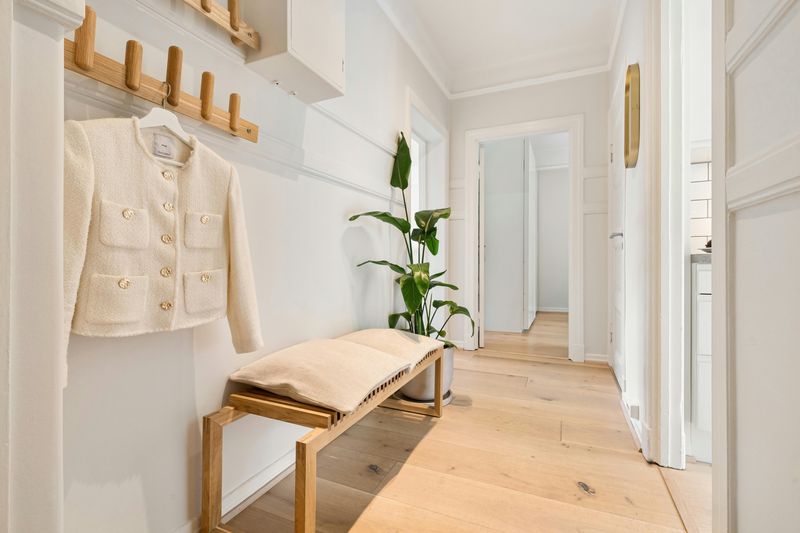 The Entryway's Cleanliness and Organization
