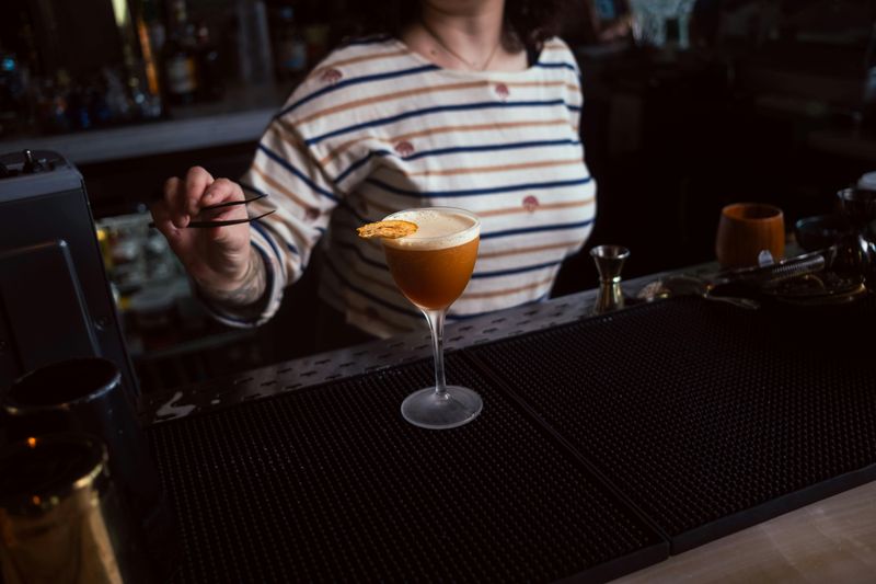 The drink-spiking / “free shot” setup