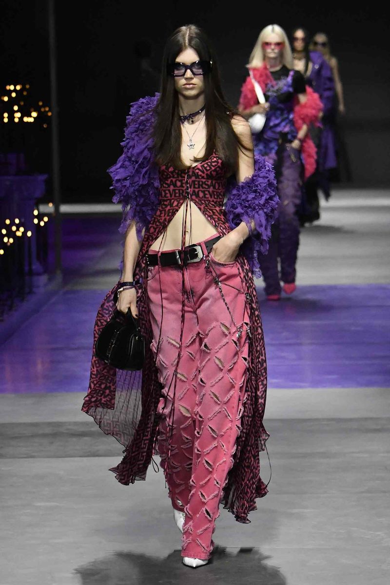 Indie-Sleaze Mesh Layering