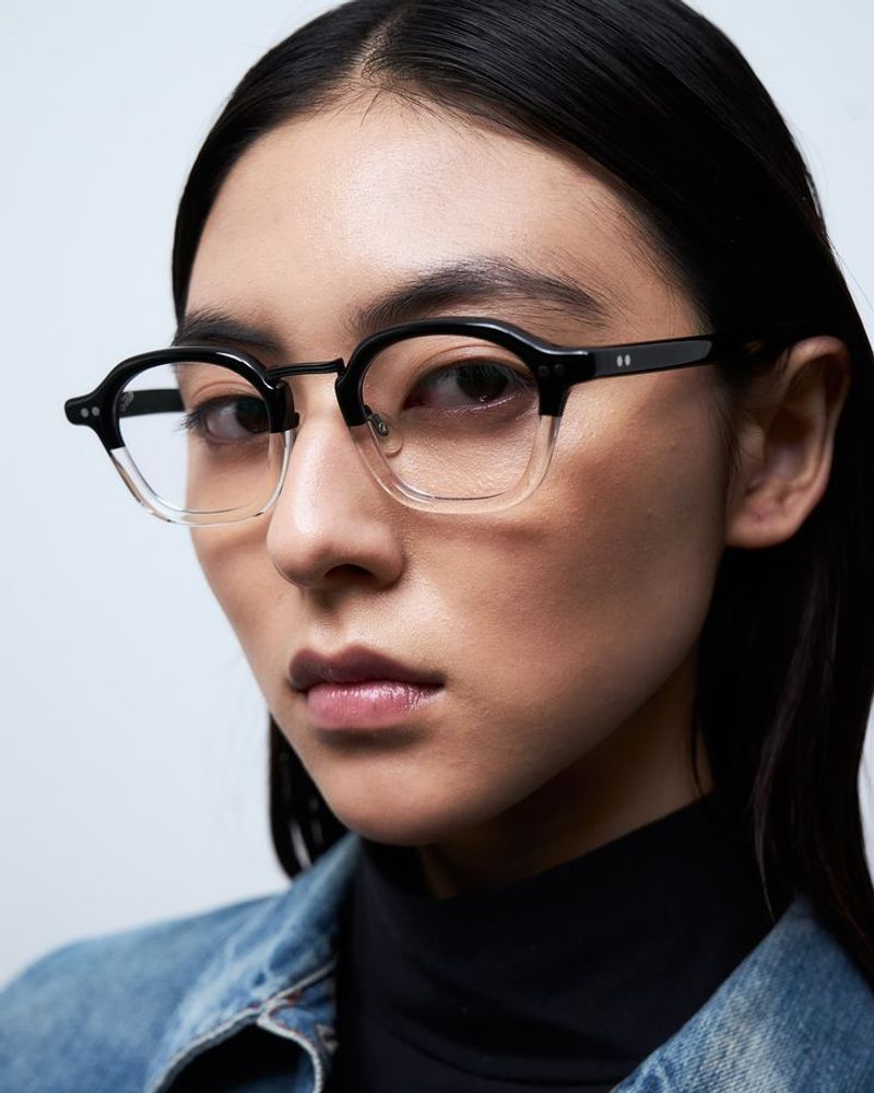 Two-Tone Frames Create Visual Dimension