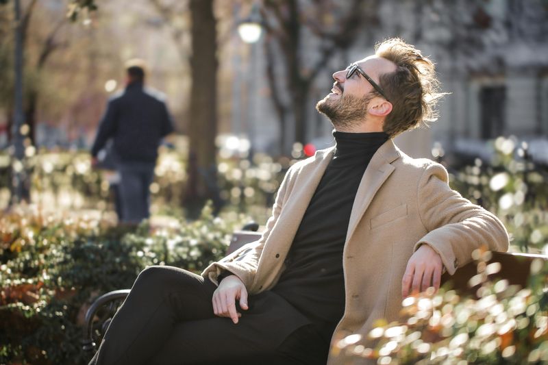 12 Compliments That Secretly Make Men Uncomfortable
