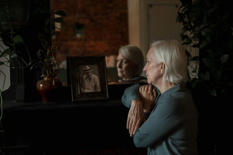 12 Subtle Behaviors That May Signal Loneliness in Women as They Age