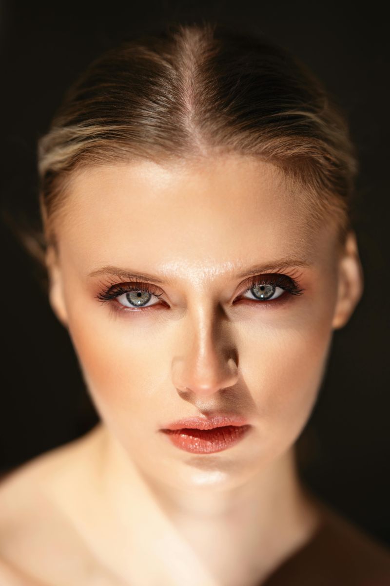 Fashionably Thin Eyebrows (90s Style)
