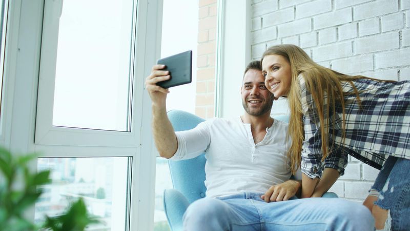 Social Media Distorts Relationship Expectations