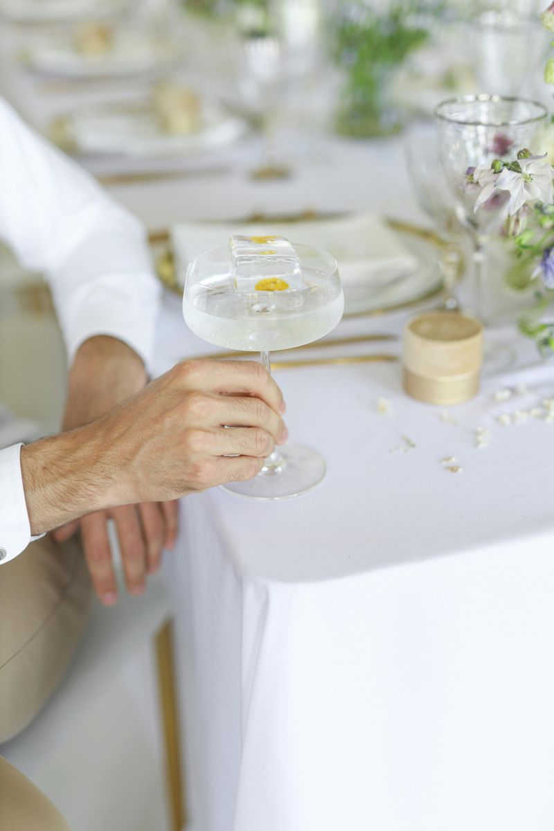 A Cocktail Hour With No Seating or Shade
