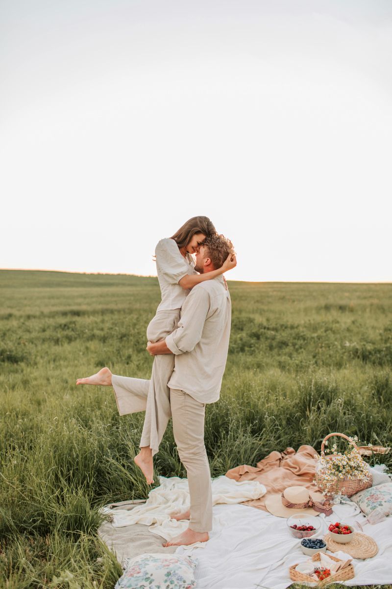 11 Things Happy Couples Never Do, According to a Therapist