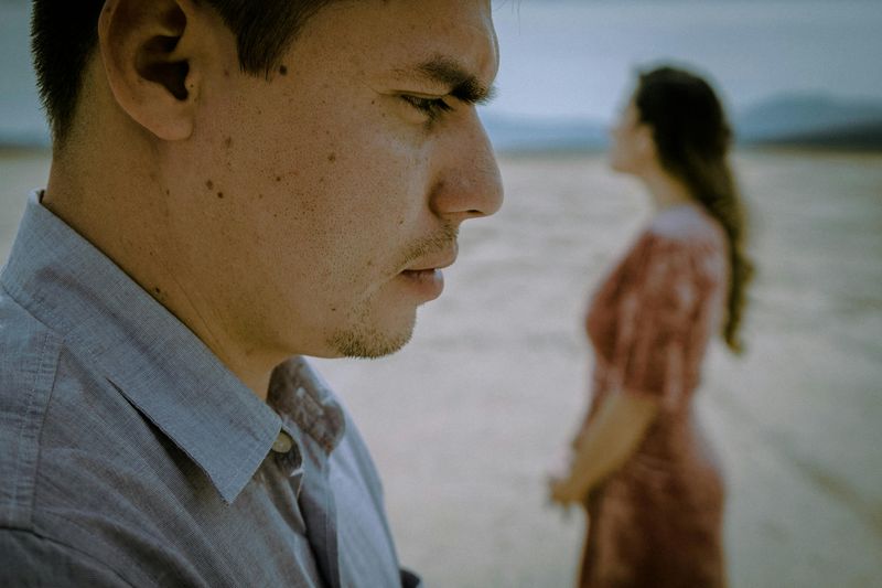 10 Things Smart Women Notice—Yet Pretend Not To