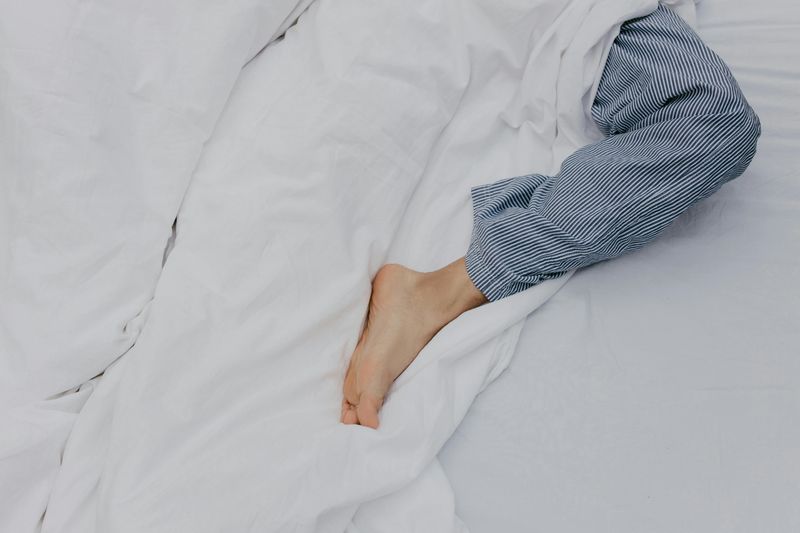 People Who Sleep With One Foot Out Usually Have These 11 Reasons