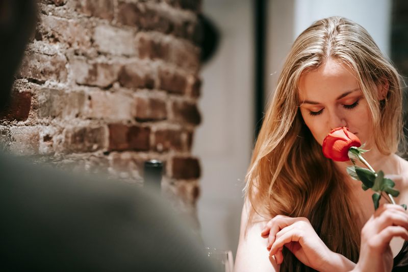 12 Red Flags Hidden Behind a Perfect First Date