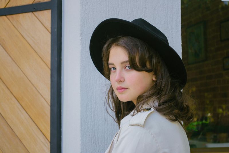 16 Things a Truly Sophisticated Woman Never Does at Social Gatherings