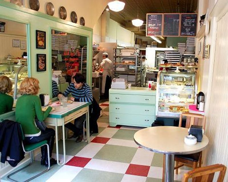 A Retro Pie Counter on West Chicago Avenue