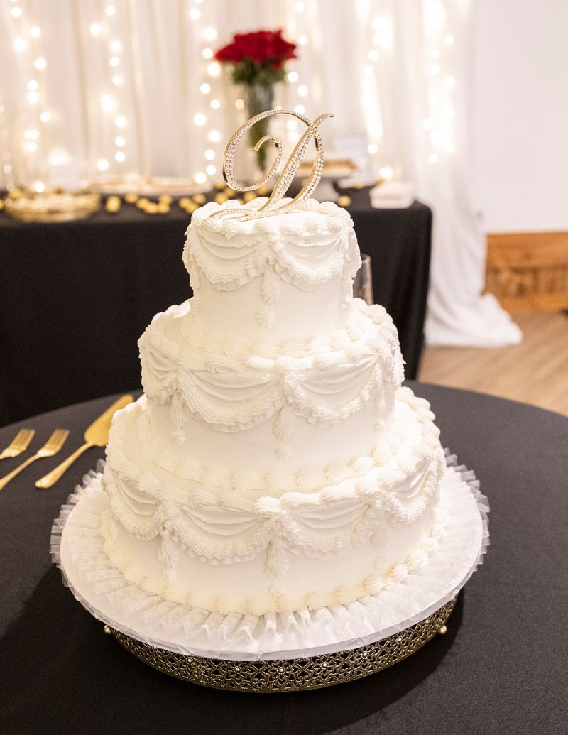 Custom Cakes and Pie Tables for Big Days