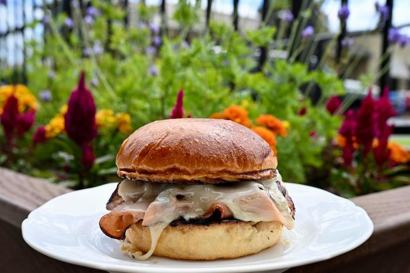 Velzyland Burger Co., Wailuku