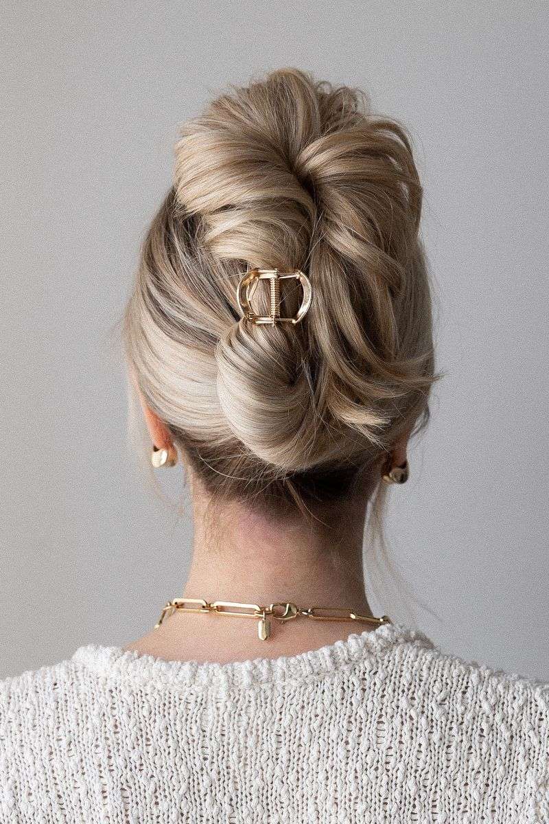 10 Chic Claw Clip Hairstyles to Take Your Look Up a Notch