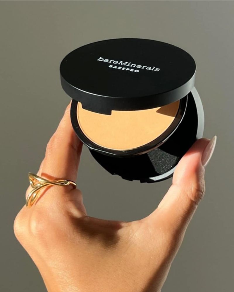 bareMinerals BAREPRO 16-HR Skin-Perfecting Powder Foundation