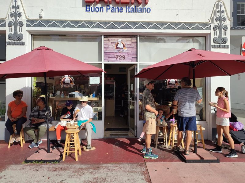 De Lucia Bakery (Miami Beach)