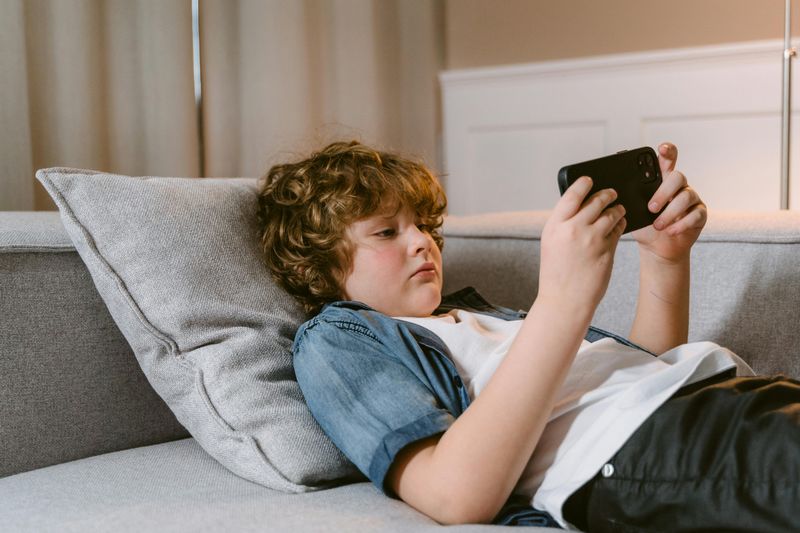 Digital Natives vs. Analog Explorers