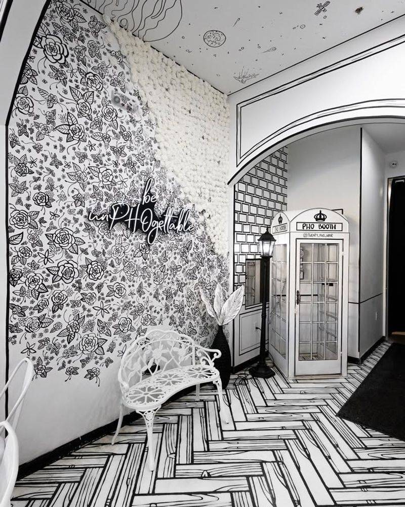 The Walk-In Wow: First Look at Orlando's Black-and-White Dining World