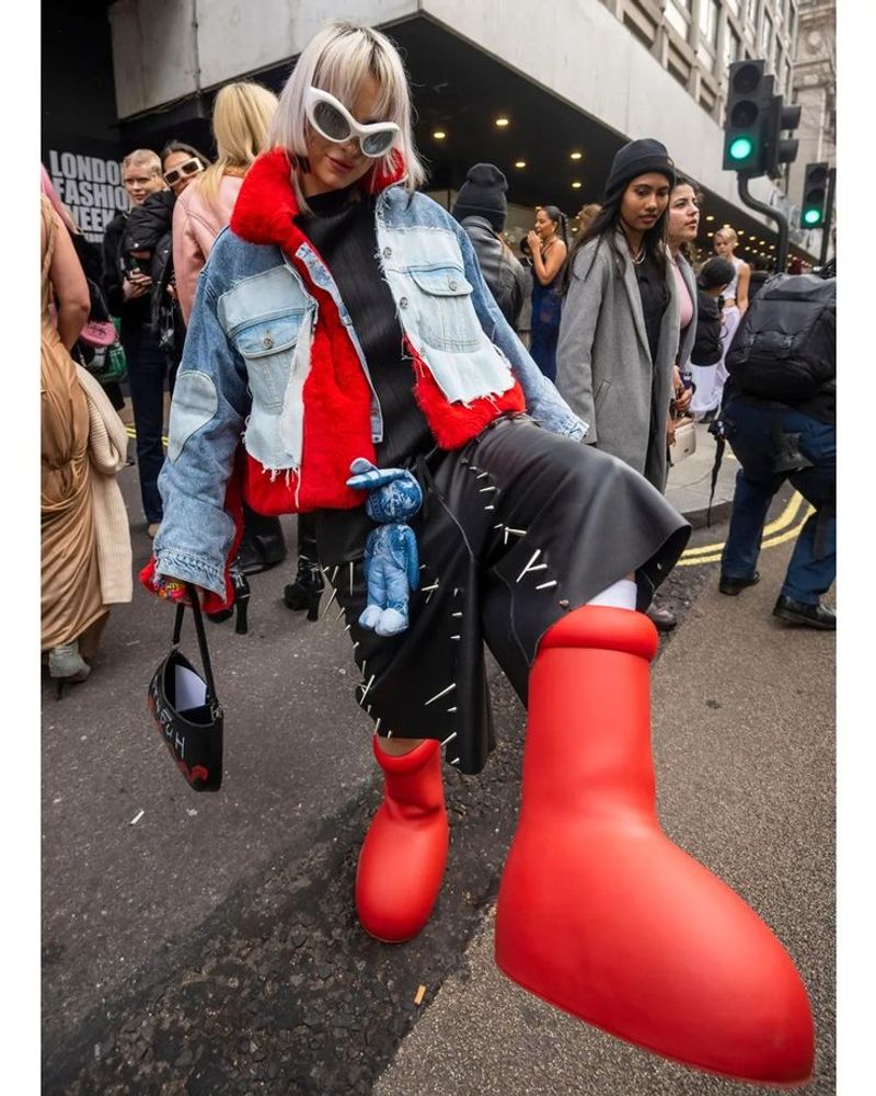 Trend-Chaser – MSCHF Big Red Boots