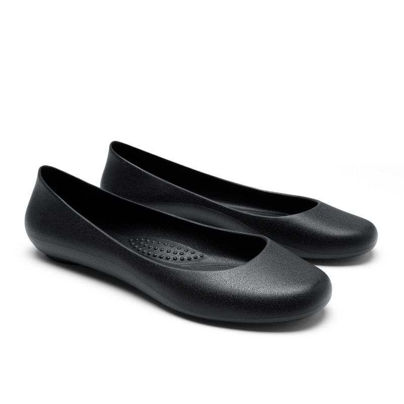 Round-Toe Flats With No Structure