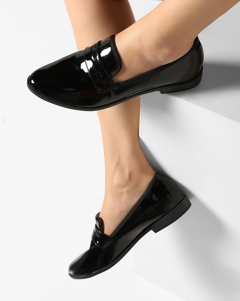 Glossy Loafers With Sharp Edges